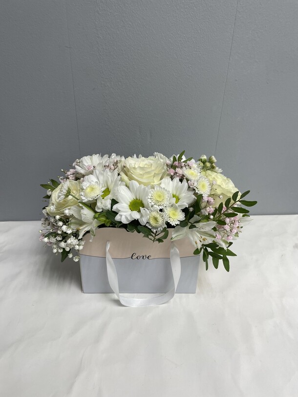 Цветы в сумке лав, артикул F1432604 - 1700 рублей, доставка по городу. Flawery - доставка цветов