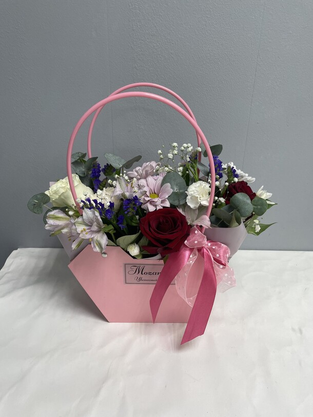 Сумка с цветами, артикул F1433452 - 3200 рублей, доставка по городу. Flawery - доставка цветов