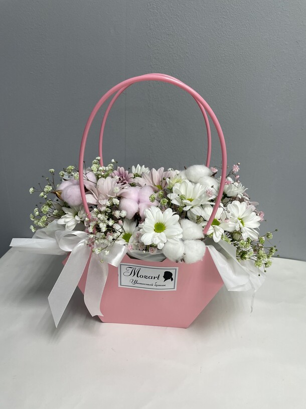 Цветы в розовой сумке, артикул F1443648 - 1990 рублей, доставка по городу. Flawery - доставка цветов