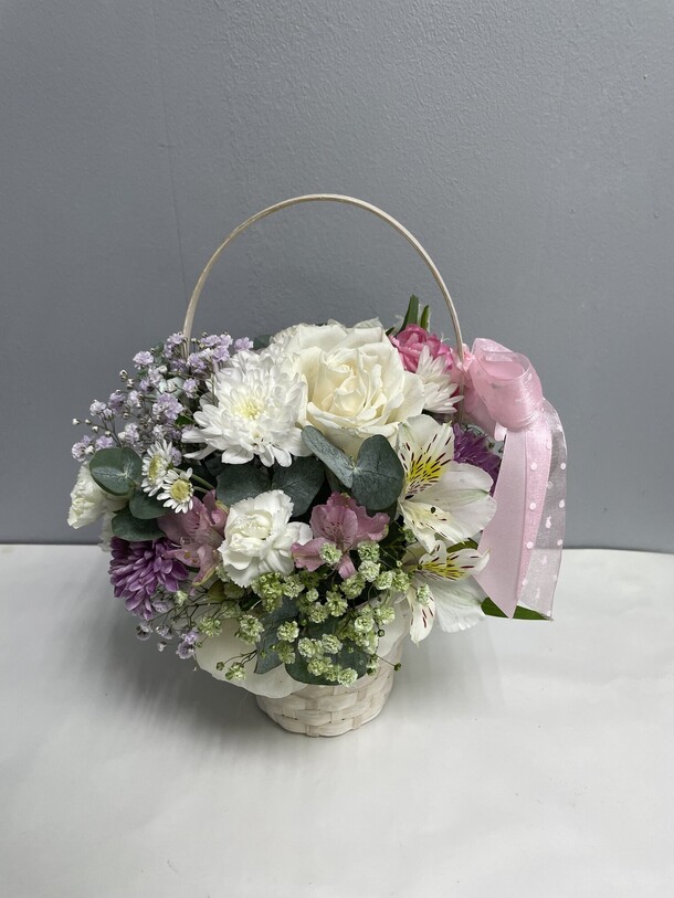 Цветы в корзине, артикул F1443650 - 2200 рублей, доставка по городу. Flawery - доставка цветов