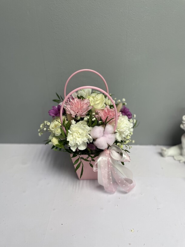 Нежность в сумке, артикул F1535332 - 1900 рублей, доставка по городу. Flawery - доставка цветов