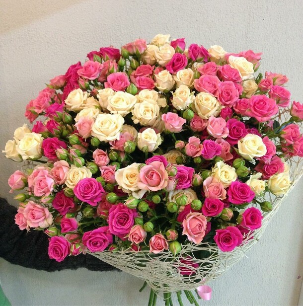 Букет из кустовых роз, артикул F1078101 - 9090 рублей, доставка по городу. Flawery - доставка цветов