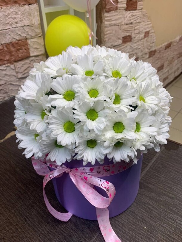 Огромная композиция из ромашковых хризантем в шляпной коробке, артикул F1078858 - 3600 рублей, доставка по городу. Flawery - доставка цветов