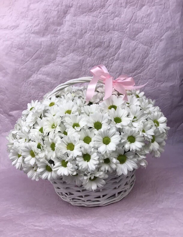 Ромашки в плетеной корзине, артикул F1084208 - 7509 рублей, доставка по городу. Flawery - доставка цветов