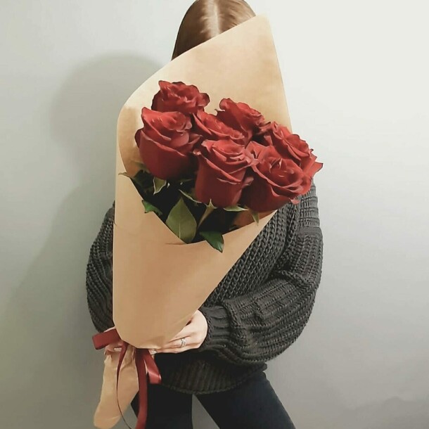 Букет из эквадорских роз в крафте, артикул F1089373 - 3080 рублей, доставка по городу. Flawery - доставка цветов