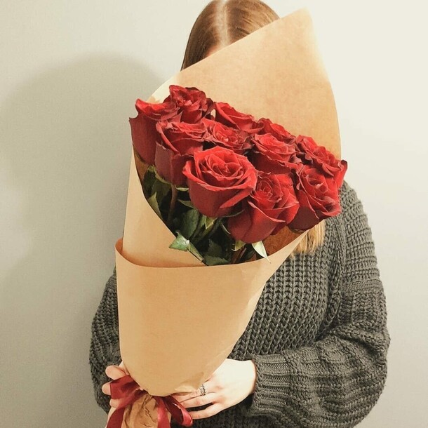 Букет из 11 эквадорских роз в крафте, артикул F1089375 - 4299 рублей, доставка по городу. Flawery - доставка цветов