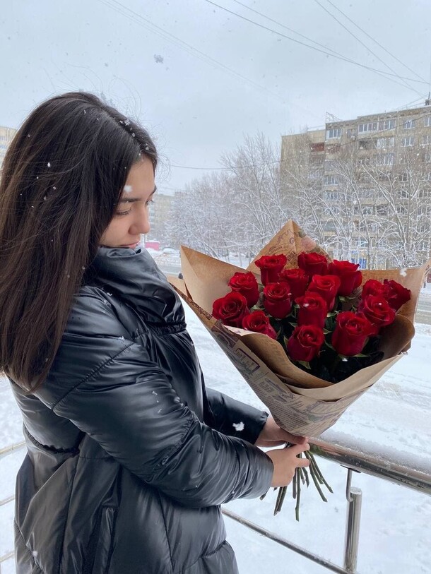 15  роз в крафте, артикул F1089377 - 4999 рублей, доставка по городу. Flawery - доставка цветов