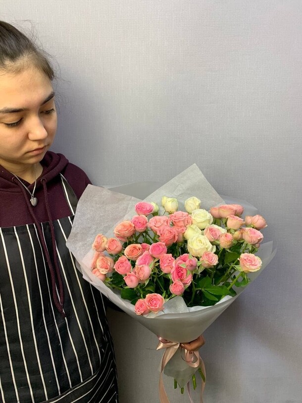 Букет из кустовых роз(размер m), артикул F1092156 - 3600 рублей, доставка по городу. Flawery - доставка цветов