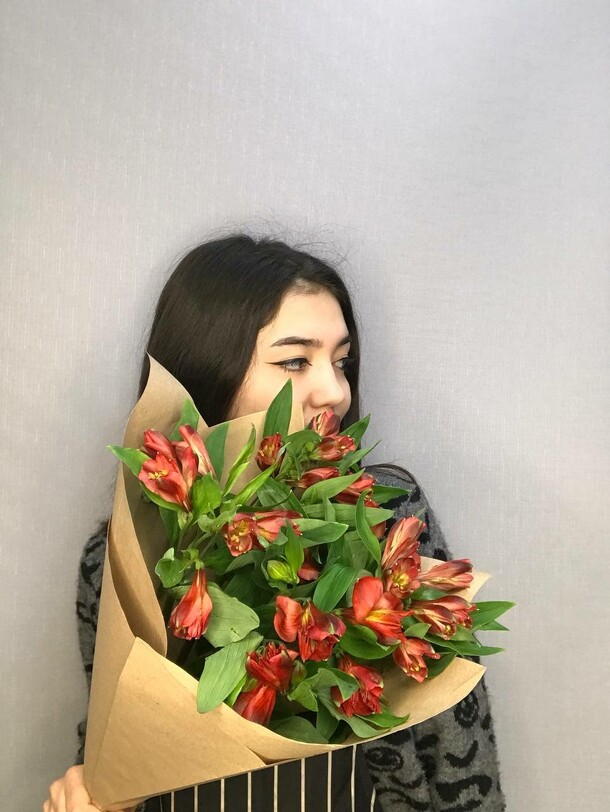 7 альстромерии в крафте, артикул F1105576 - 2928 рублей, доставка по городу. Flawery - доставка цветов