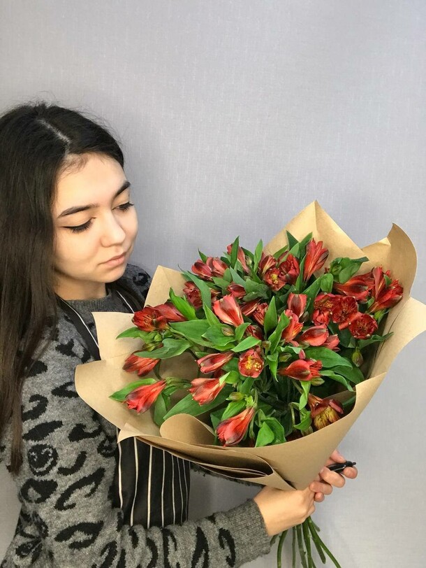 Букет 9 альстромерии в крафте, артикул F1105578 - 2661 рублей, доставка по городу. Flawery - доставка цветов