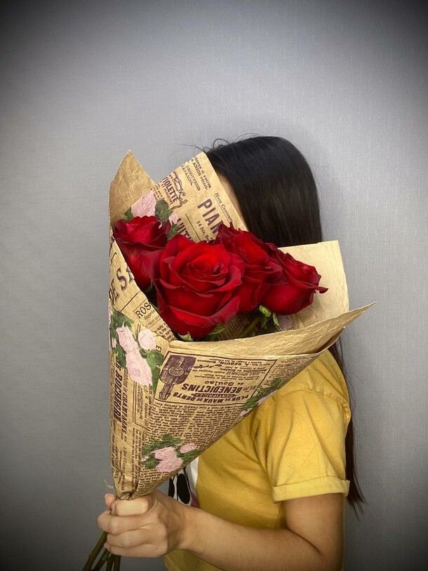 Розы эквадор в крафте, артикул F1105581 - 2725 рублей, доставка по городу. Flawery - доставка цветов