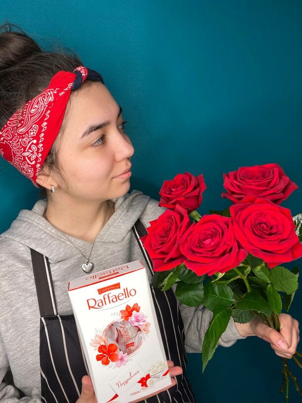 Набор комплимент с розами и рафаэлло, артикул F1115453 - 3299 рублей, доставка по городу. Flawery - доставка цветов