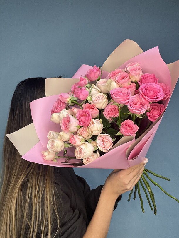 Кустовые розы  кремовые розовые розы, артикул F1171197 - 4463 рублей, доставка по городу. Flawery - доставка цветов