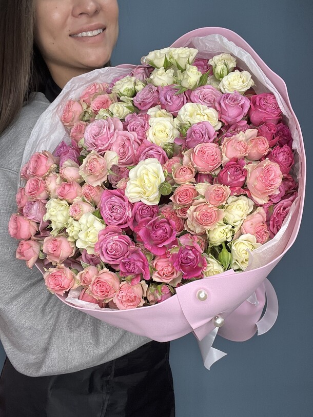 31 кустовая роза в фоамиране, артикул F1171212 - 12726 рублей, доставка по городу. Flawery - доставка цветов