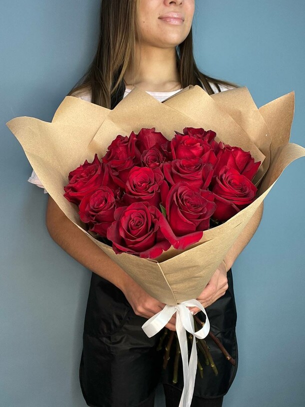 Красные розы в крафте, артикул F1246758 - 4703 рублей, доставка по городу. Flawery - доставка цветов