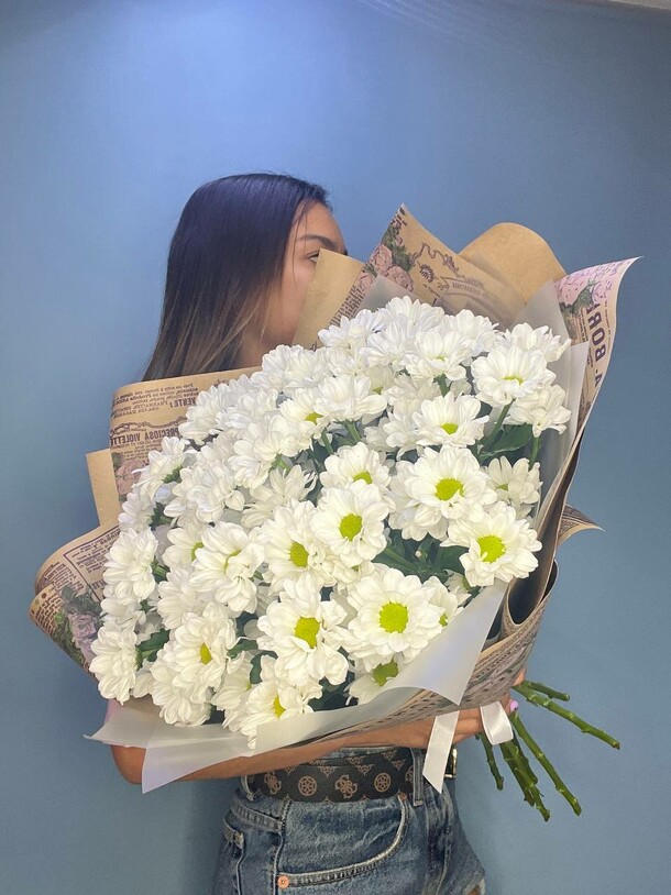 Хризантемы ромашки букет размера l, артикул F1246762 - 7982 рублей, доставка по городу. Flawery - доставка цветов