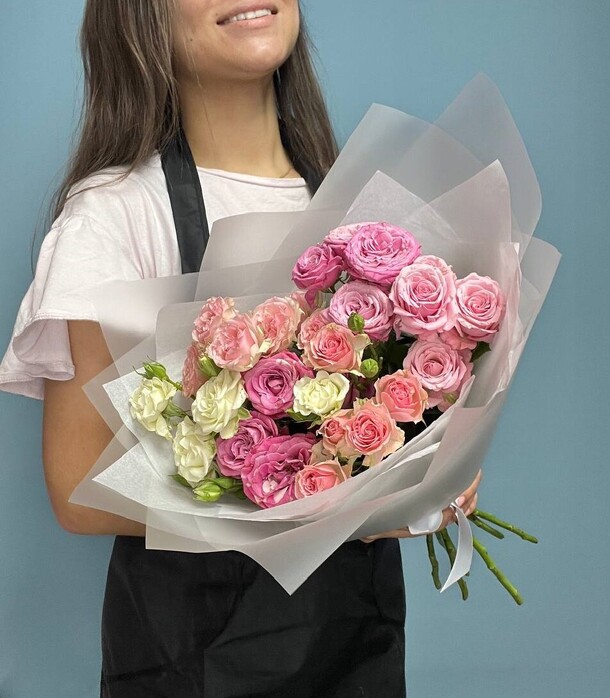 9 кустовых роз с оформлением, артикул F1246774 - 4136 рублей, доставка по городу. Flawery - доставка цветов