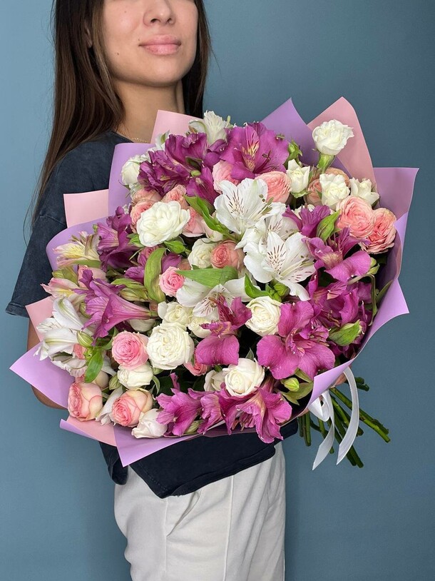 Кустовые пионовидные розы и альстромерии, артикул F1246784 - 8561 рублей, доставка по городу. Flawery - доставка цветов