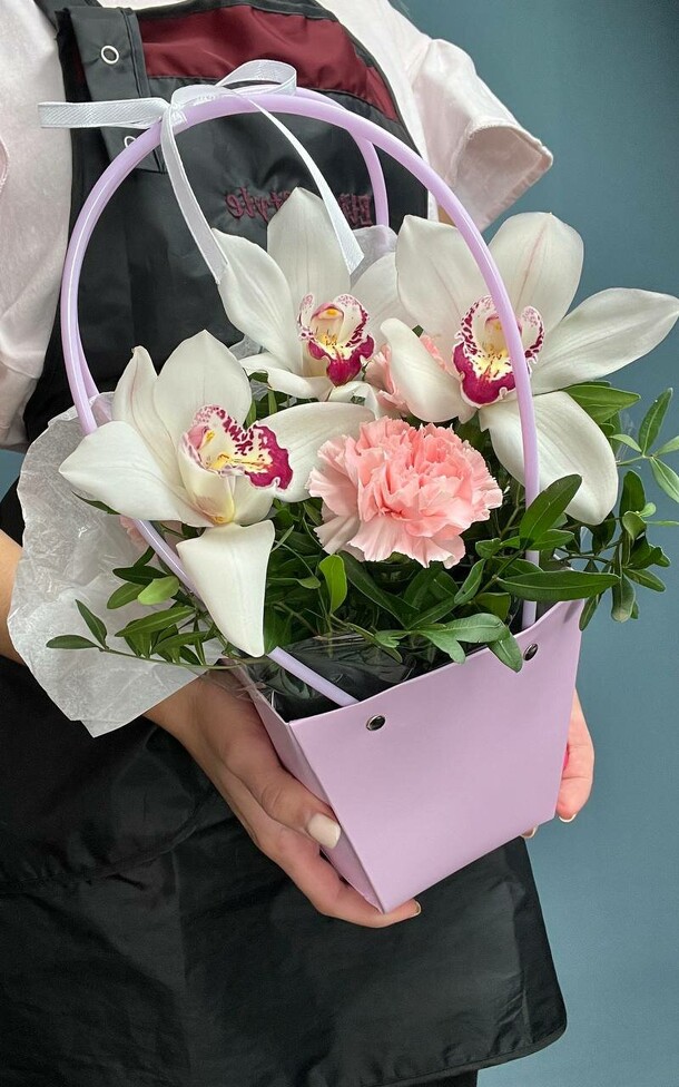 Орхидея и диантусы, артикул F1246844 - 4025 рублей, доставка по городу. Flawery - доставка цветов