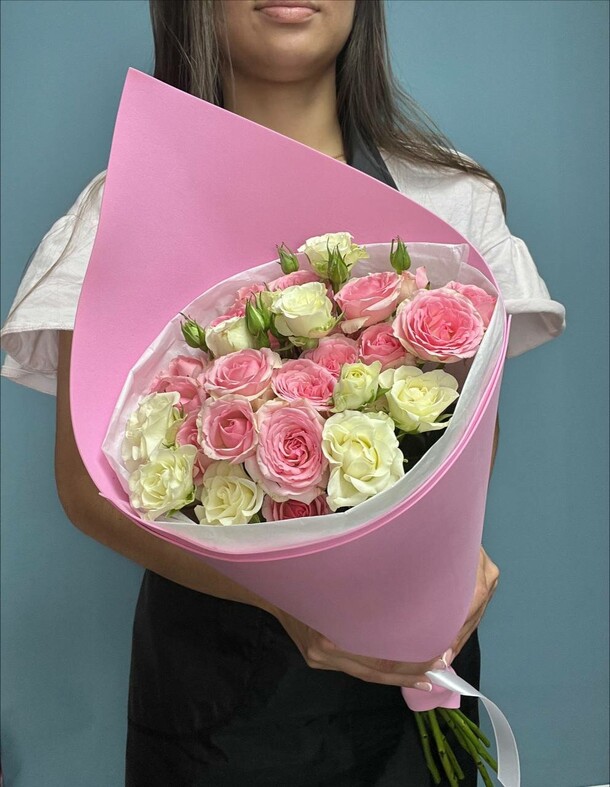 Букет из кустовых роз "конфетка", артикул F1247105 - 3691 рублей, доставка по городу. Flawery - доставка цветов