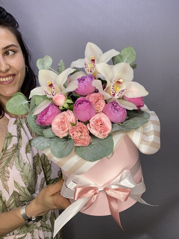 Орхидеи в коробке, артикул F1247254 - 7973 рублей, доставка по городу. Flawery - доставка цветов