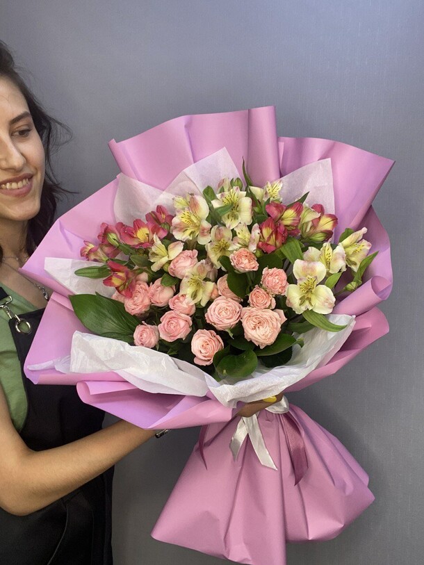 Кремовые кустовые пионовидные розы и альстромерии, артикул F1247276 - 6389 рублей, доставка по городу. Flawery - доставка цветов