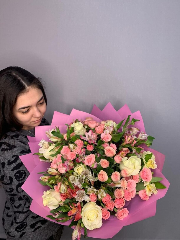 Розы и альстромерии в нежной гамме, артикул F1247304 - 14640 рублей, доставка по городу. Flawery - доставка цветов