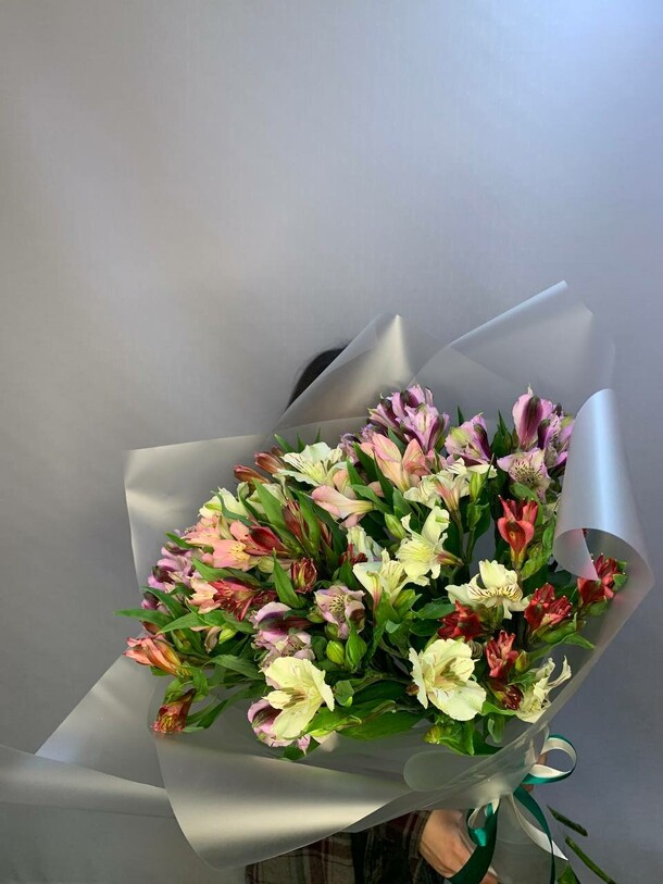 Альстромерии перуанские лилии, артикул F1247306 - 12395 рублей, доставка по городу. Flawery - доставка цветов