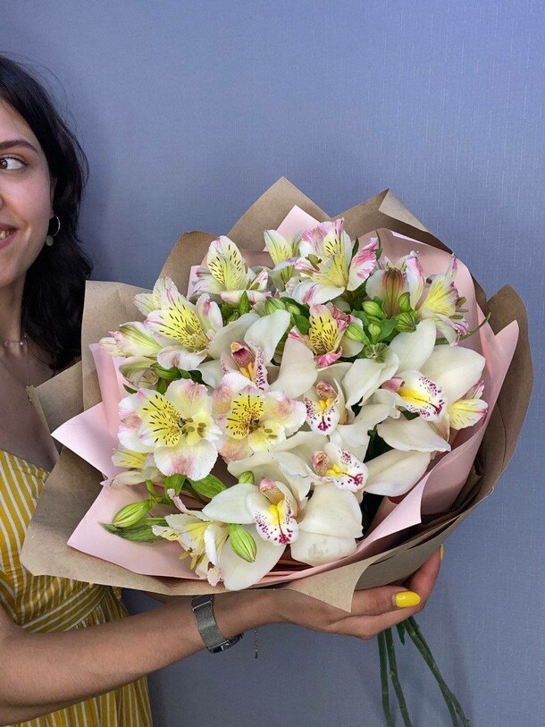 Орхидеи и альстромерии, артикул F1247741 - 7273 рублей, доставка по городу. Flawery - доставка цветов