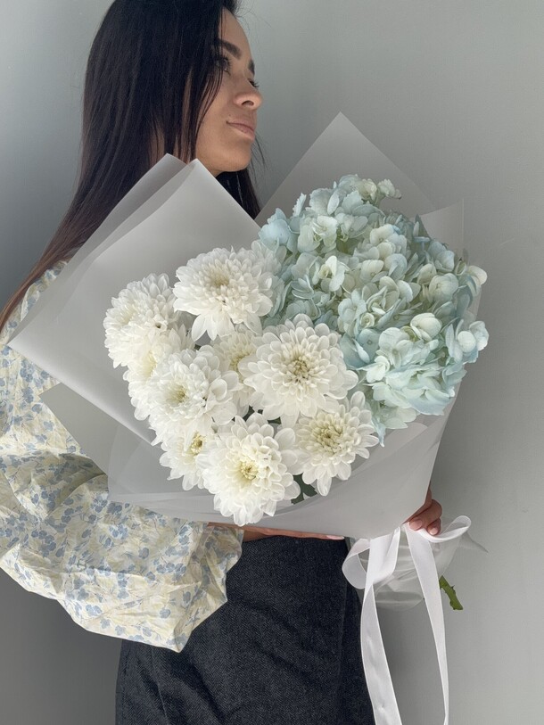 Гортензия и хризантемы, артикул F1330785 - 2726 рублей, доставка по городу. Flawery - доставка цветов