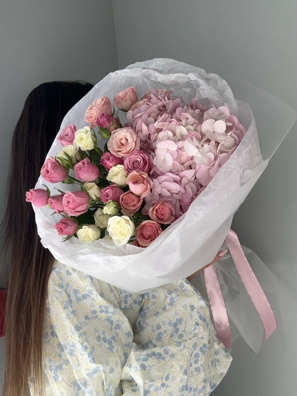 Гортензия и кустовые розы, артикул F1330786 - 4000 рублей, доставка по городу. Flawery - доставка цветов