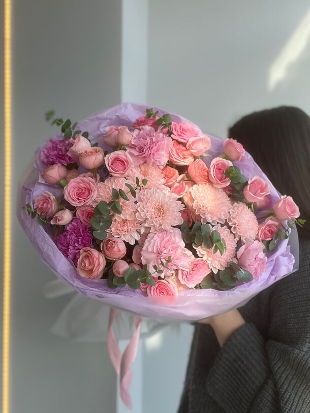 Кустовые розы эвкалипт, артикул F1330789 - 6360 рублей, доставка по городу. Flawery - доставка цветов