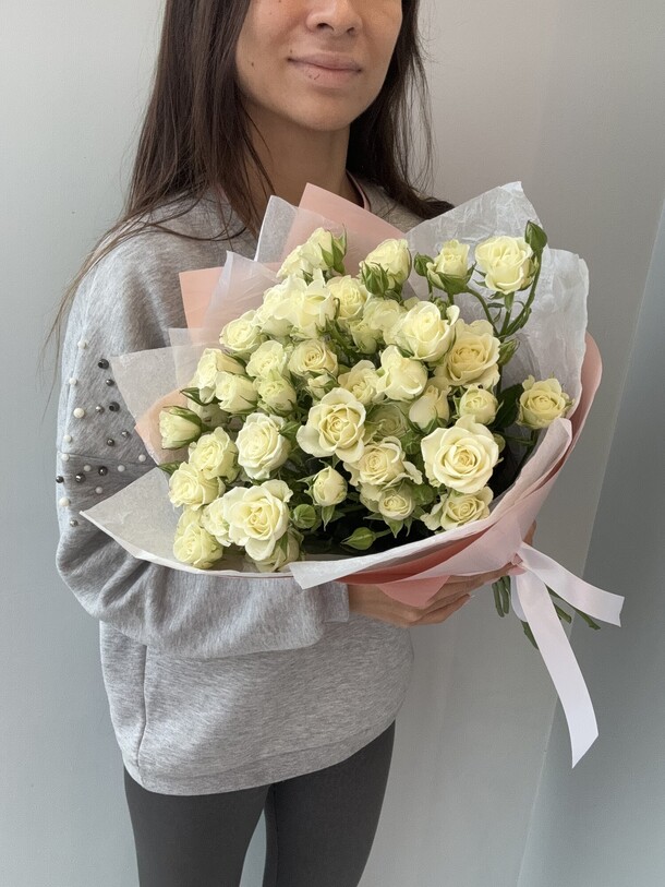 Белые кустовые розы, артикул F1330805 - 4800 рублей, доставка по городу. Flawery - доставка цветов