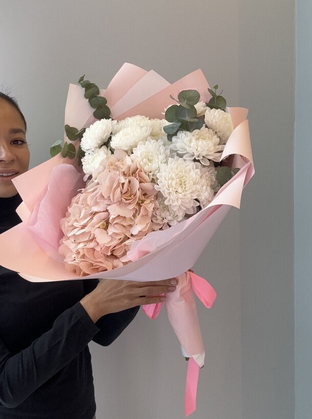 Хризантемы и гортензия, артикул F1355184 - 3999 рублей, доставка по городу. Flawery - доставка цветов