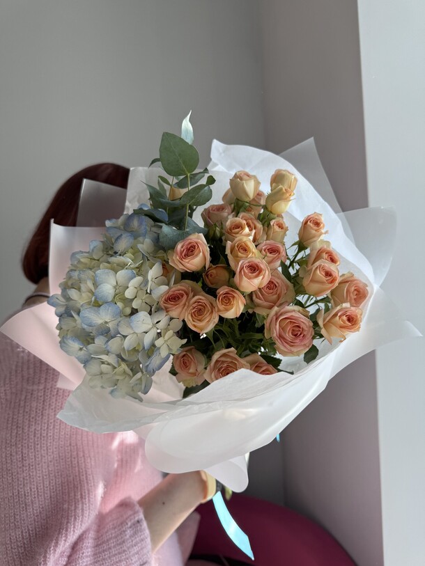 Гортензия и кустовая роза, артикул F1377007 - 3500 рублей, доставка по городу. Flawery - доставка цветов