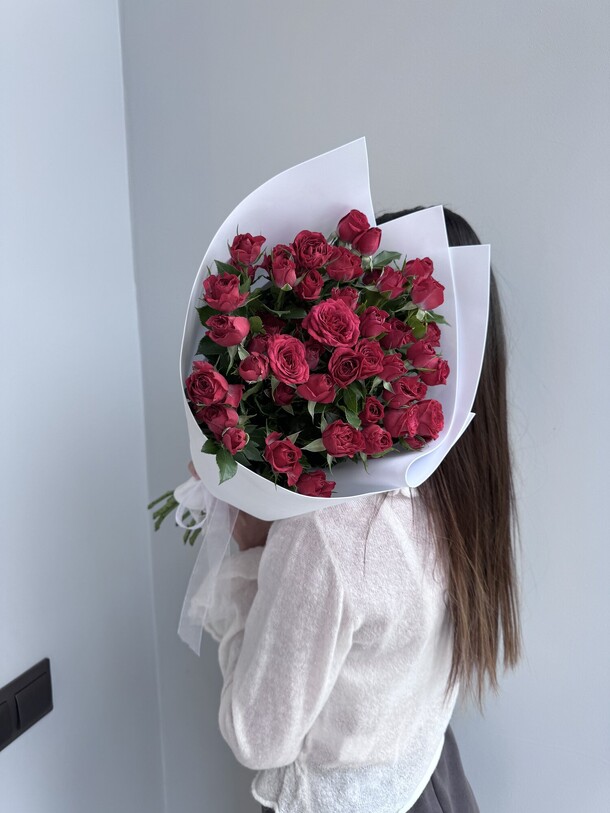 Бордовые кустовые розы, артикул F1379809 - 4133 рублей, доставка по городу. Flawery - доставка цветов