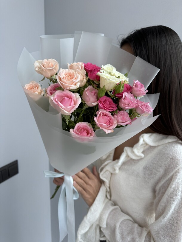 Кустовые розы, артикул F1379812 - 2646 рублей, доставка по городу. Flawery - доставка цветов