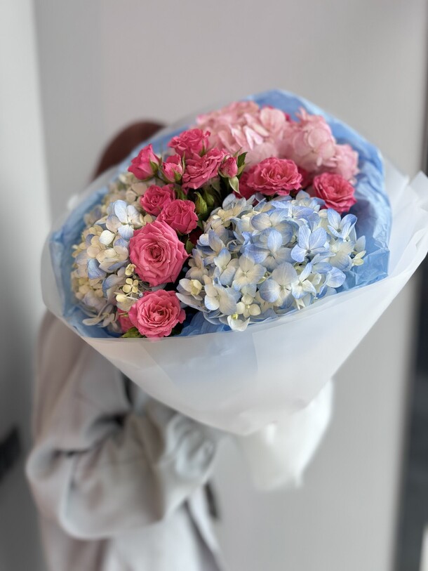 Гортензия и кустовая роза, артикул F1382178 - 5500 рублей, доставка по городу. Flawery - доставка цветов