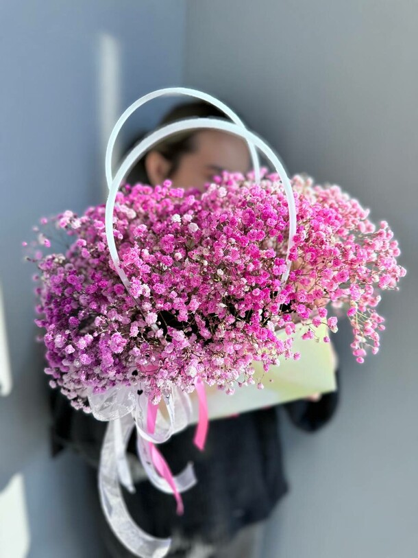 Розовые гипсофилы в сумке "розовый флоу", артикул F1382221 - 4340 рублей, доставка по городу. Flawery - доставка цветов