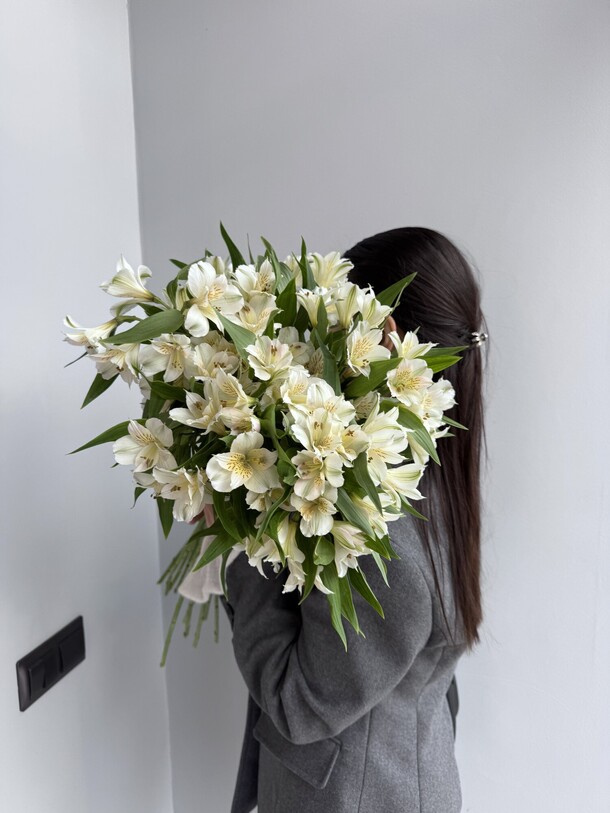 Белые альстромерии, артикул F1396525 - 5041 рублей, доставка по городу. Flawery - доставка цветов