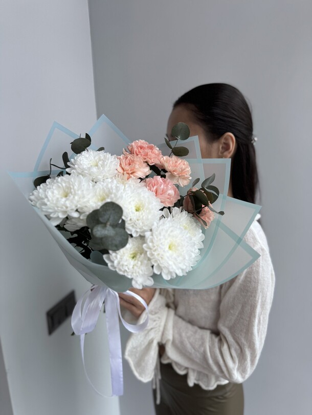 Хризантемы и диантусы, артикул F1396536 - 3560 рублей, доставка по городу. Flawery - доставка цветов