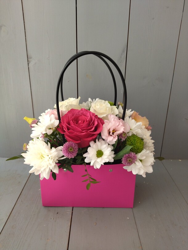 Сумочка с цветами, артикул F1072787 - 3080 рублей, доставка по городу. Flawery - доставка цветов