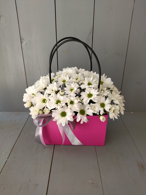 Сумочка с цветами, артикул F1072791 - 3500 рублей, доставка по городу. Flawery - доставка цветов