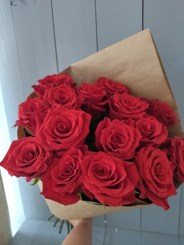 15 роз 60 см в крафте, артикул F1072796 - 8500 рублей, доставка по городу. Flawery - доставка цветов