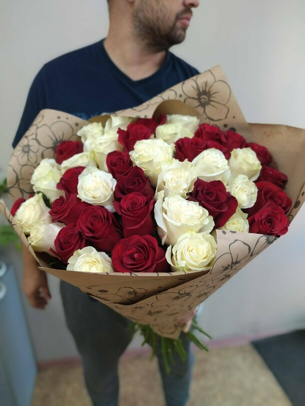 41 роза, артикул F1075660 - 18000 рублей, доставка по городу. Flawery - доставка цветов