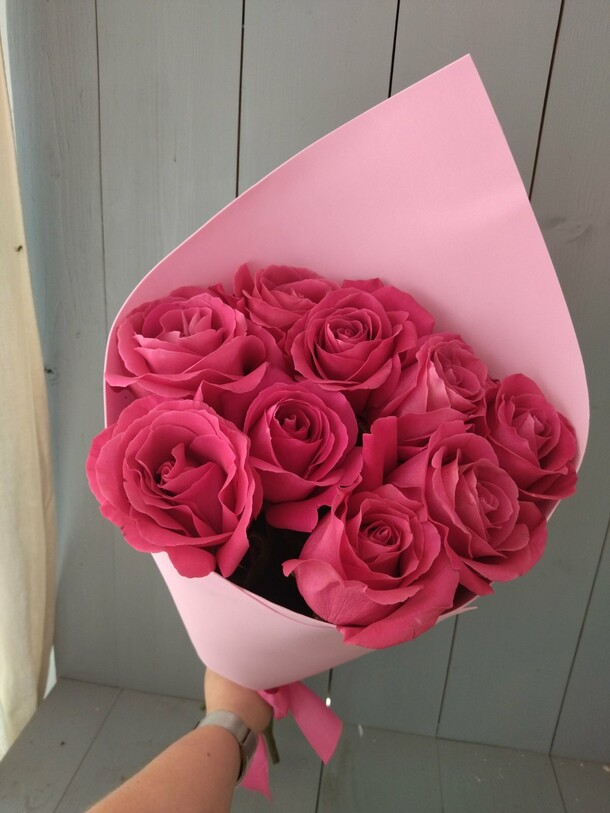 9 ароматных роз в упаковке, артикул F1076189 - 5000 рублей, доставка по городу. Flawery - доставка цветов