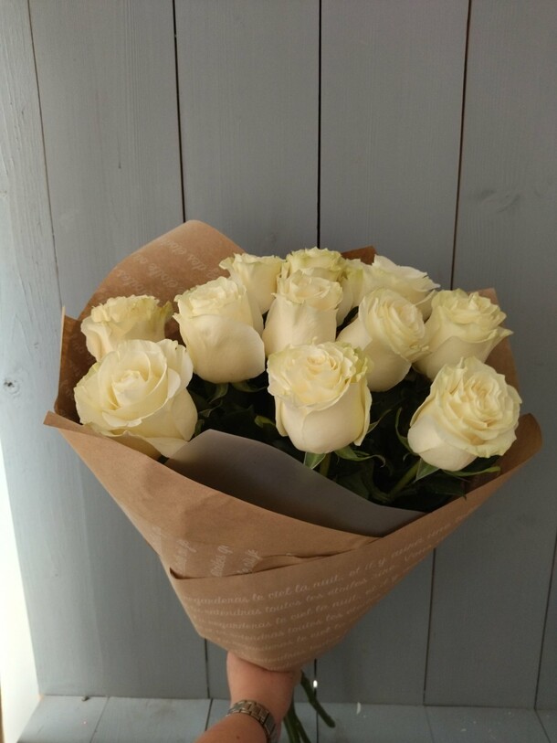 11 белых роз в крафте, артикул F1076193 - 5720 рублей, доставка по городу. Flawery - доставка цветов