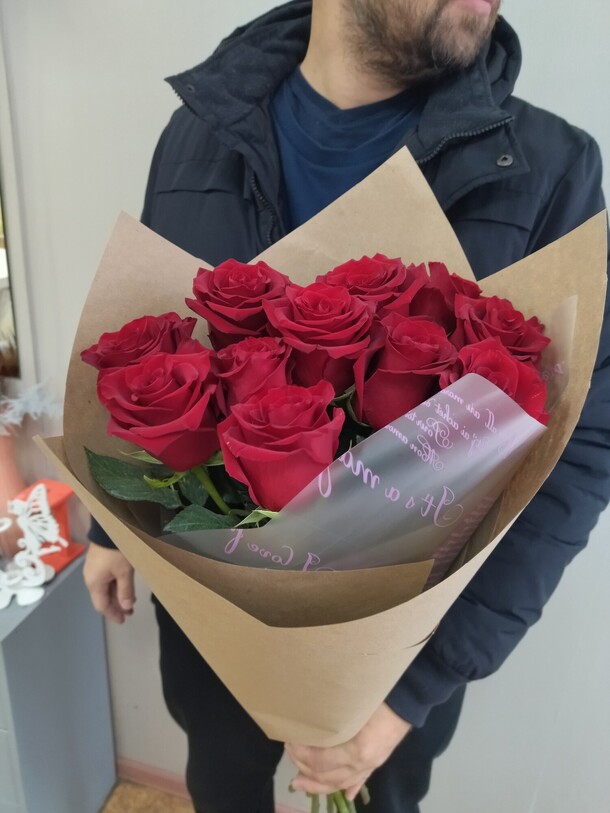 11 красных роз в упаковке, артикул F1090319 - 6000 рублей, доставка по городу. Flawery - доставка цветов
