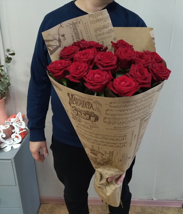 15 красных роз в крафте, артикул F1090919 - 8500 рублей, доставка по городу. Flawery - доставка цветов