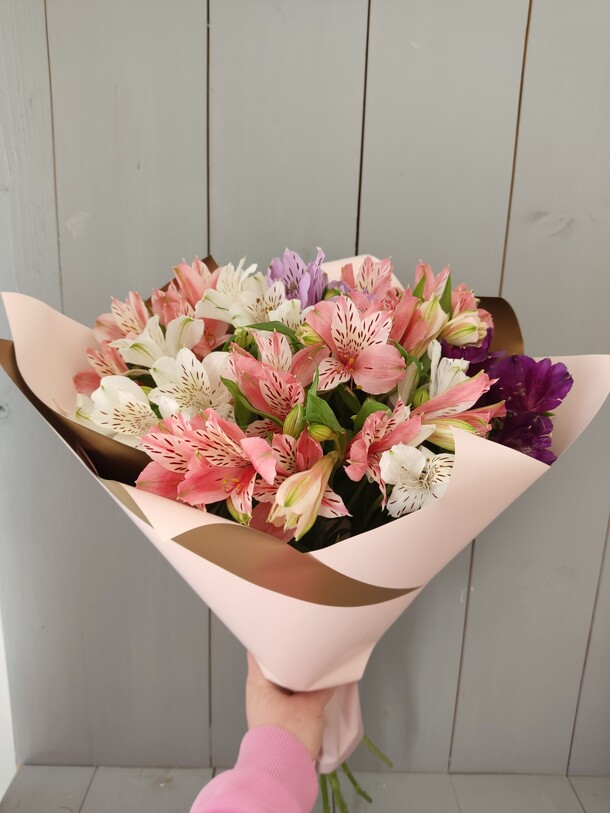 9 альстромерий, артикул F1114525 - 2750 рублей, доставка по городу. Flawery - доставка цветов